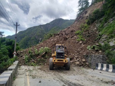 कालिखोलामा पहिरो खस्दा नारायणगढ-मुग्लिन सडक दुईतर्फी अवरुद्ध